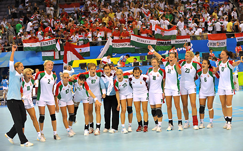 http://hirportal.sikerado.hu/images/kep/201209/noikezilabdaval.jpg