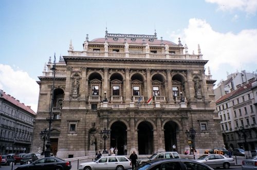 http://www.programturizmus.hu/images/upload/big/ajanlat/muemlekek/epiteszeti-muemlek-latnivalo/1428-magyar-allami-operahaz.jpg