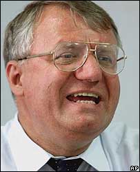 http://newsimg.bbc.co.uk/media/images/42352000/jpg/_42352604_ap_seselj203.jpg