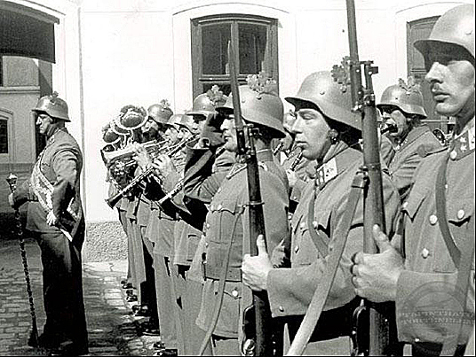 http://www.honvedelem.hu/files/9/15050/egyenruha2.jpg