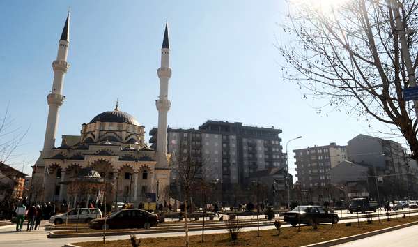 Mitrovica egyik nevezetessége az Isa Bey mecset. 2014-ben a török kormány kétmillió eurós támogatásából épült. Fotó: Schmidt Andrea