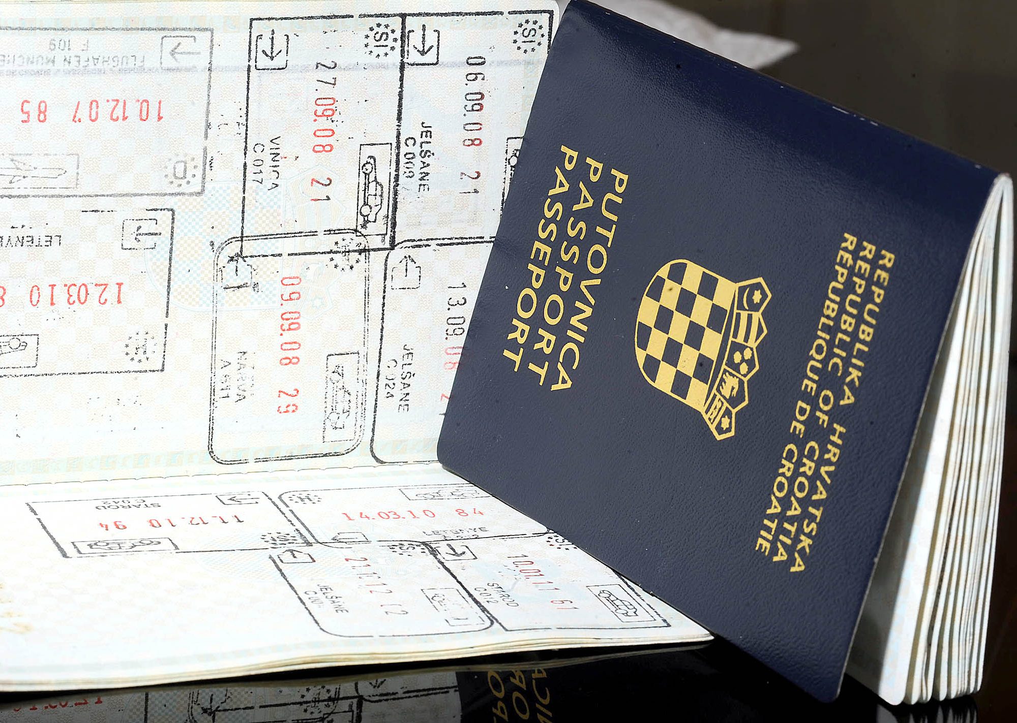 http://www.novilist.hr/var/novilist/storage/images/vijesti/hrvatska/ek-zeli-ukinuti-americke-vize-za-hrvate-i-sve-eu-drzavljane/3543785-1-cro-HR/EK-zeli-ukinuti-americke-vize-za-Hrvate-i-sve-EU-drzavljane.jpg