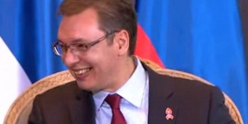 aleksandar-vucic se smeje